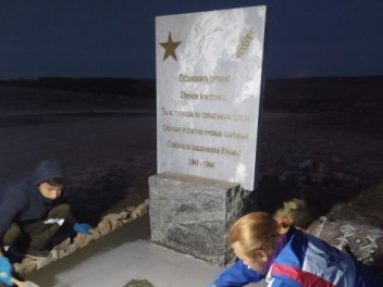 Волонтеры ремонтируют памятники партизанам в горах Крыма