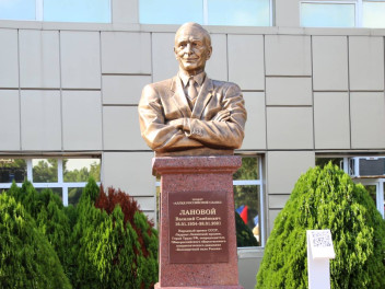 В Геленджике открыт бюст Василия Ланового