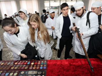 Патриотические выставки посетили студенты-медики