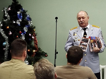 Раненых бойцов поздравили с праздником