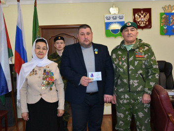 Заслуги однополчанина оценены!