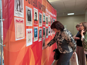 Стены памяти открываются в регионах