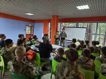 Участники военно-патриотических сборов в «Бригантине» встретились с бойцом  СВО