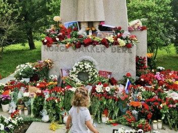 «И только мы плечом к плечу врастаем в землю тут»