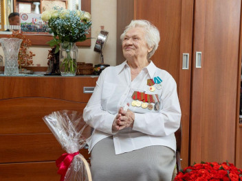 ПОЗДРАВЛЯЕМ ВЕТЕРАНА - УЧАСТНИКА ТРУДОВОГО ФРОНТА АННУ СЕМЕНОВНУ ПОЛЯНСКУЮ С ЮБИЛЕЕМ-100-ЛЕТИЕМ!