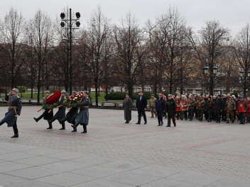 Бессмертный полк России провел традиционную церемонию возложения цветов к Могиле Неизвестного Солдата